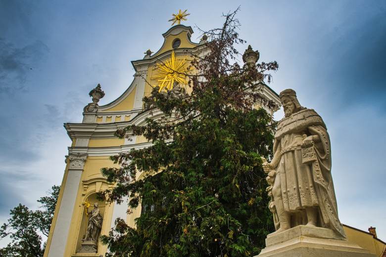 Socha markraběte Jana Jindřicha stojí ode dneška v Králově Poli před klášterem Socha markraběte Jana Jindřicha stojí ode dneška v Králově Poli před klášterem