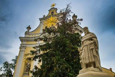 Socha markraběte Jana Jindřicha stojí ode dneška v Králově Poli před klášterem