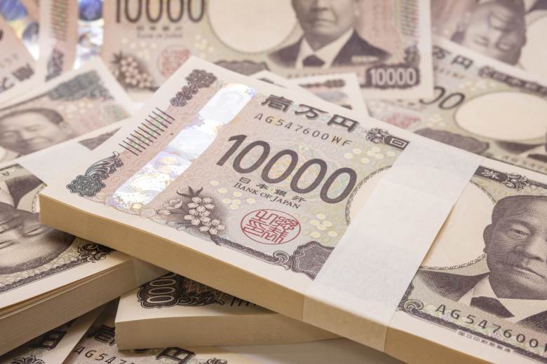 Trumpův boj s centrální bankou Japonsku komplikuje snahu snižovat rekordní dluh
