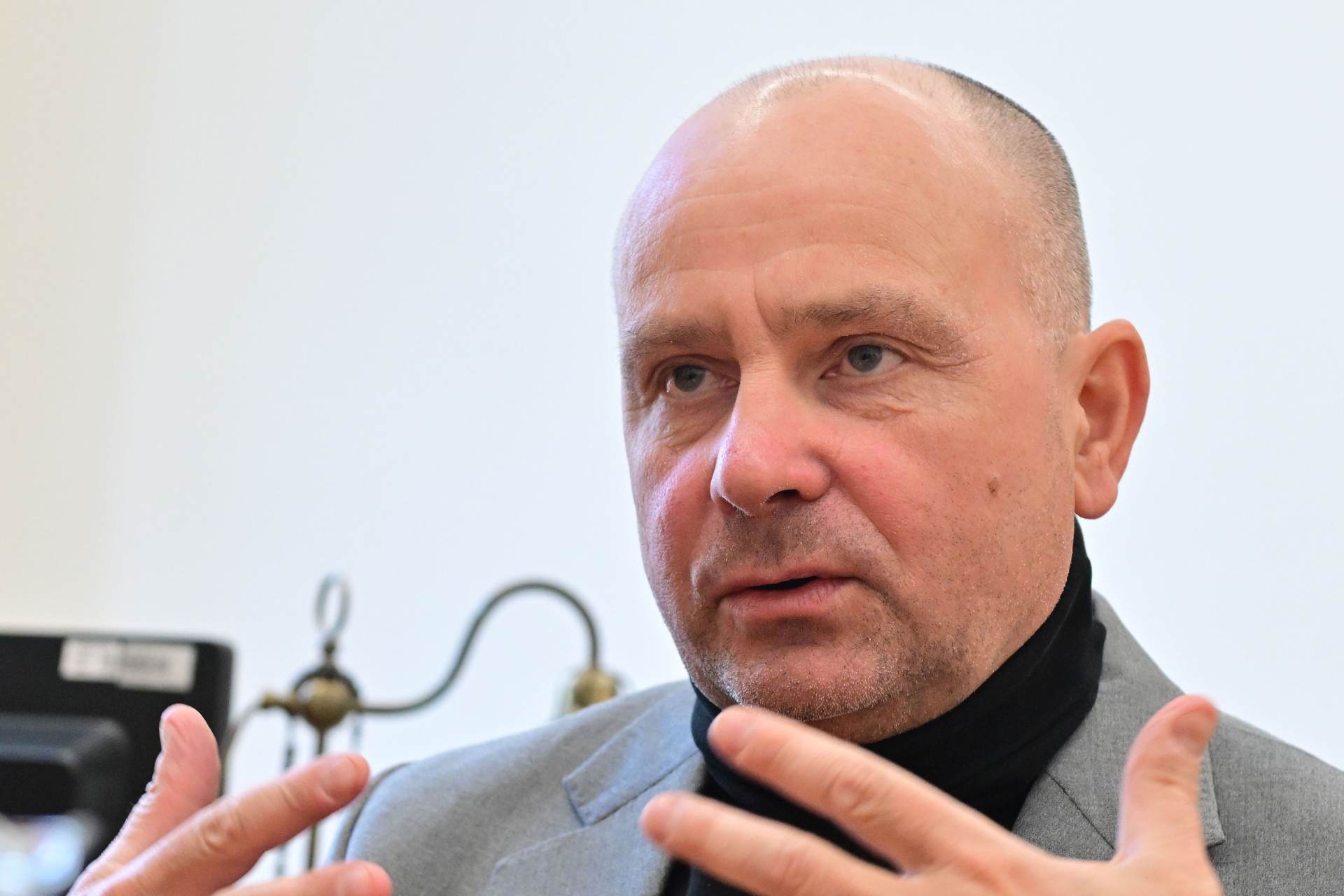 V justici by se mělo více mluvit a méně psát, míní končící ústavní soudce Jirsa