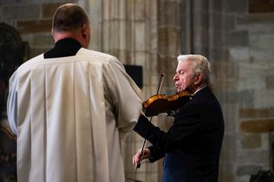 V chrámu sv. Víta se duchovní, věřící i politici rozloučili s kardinálem Dukou