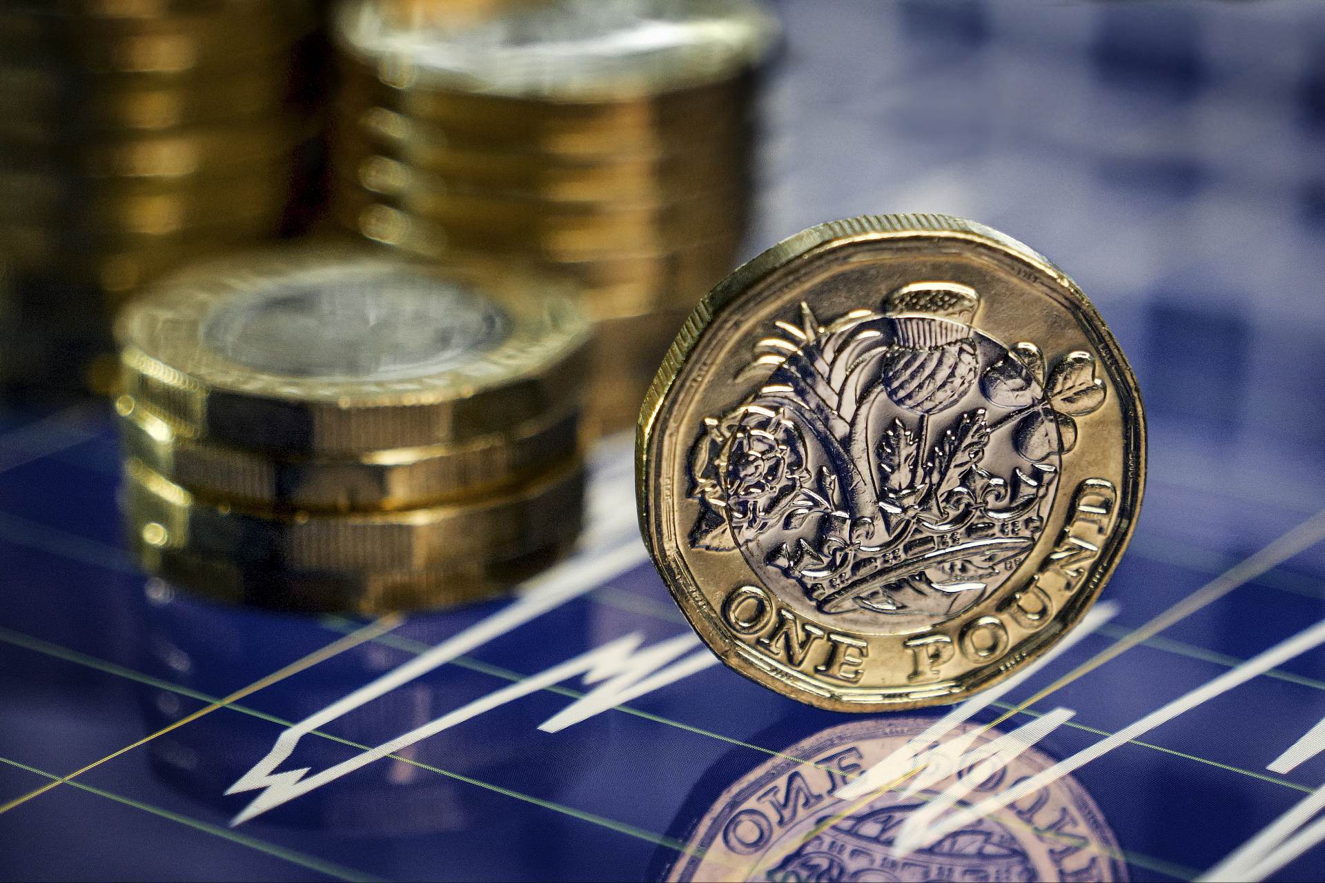 Britská centrální banka podle očekávání snížila základní sazbu na čtyři procenta