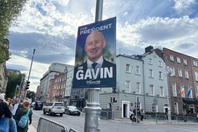 Kandidát Fianna Fáil na irského prezidenta odstoupil kvůli finančnímu skandálu