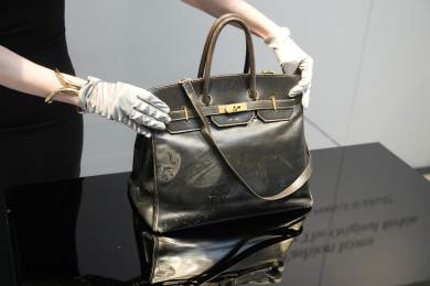 První kabelka Birkin od Hermes byla vydražena v Paříži za 8,6 milionu eur První kabelka Birkin od Hermes byla vydražena v Paříži za 8,6 milionu eur