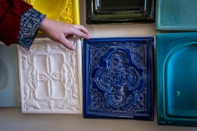 Kamnářství na Žďársku: Kachlová kamna chtějí lidé s tradičními i vlastními vzory