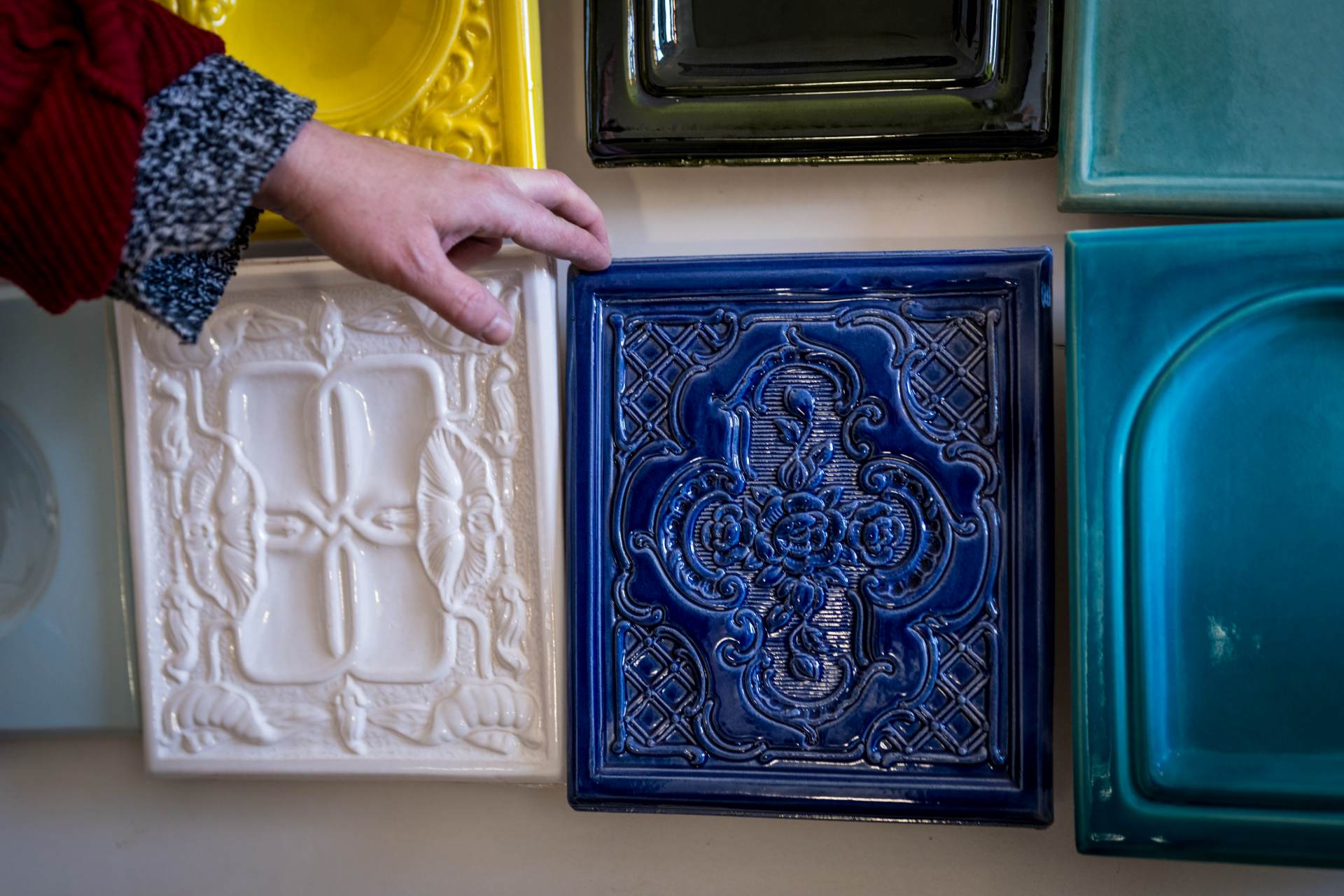 Kamnářství na Žďársku: Kachlová kamna chtějí lidé s tradičními i vlastními vzory