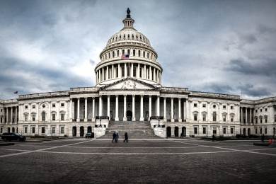 Trump uvedl, že omilostnil asi 1500 obviněných z útoku na Kapitol