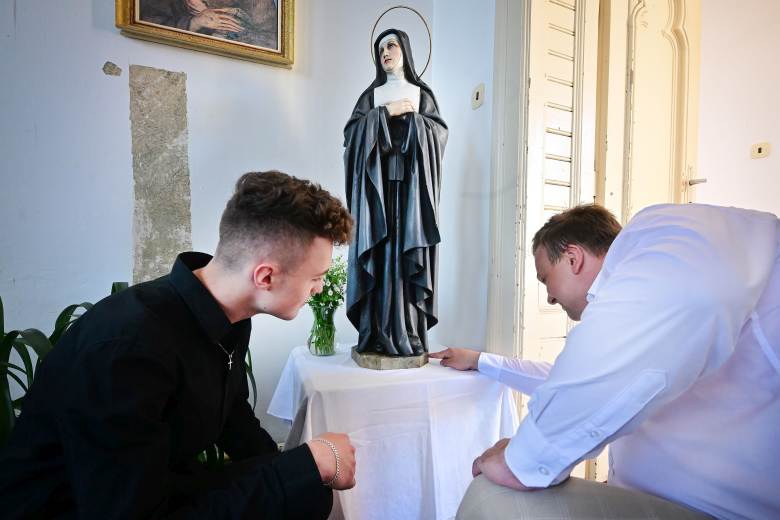 Do kaple v Jihlavě se vrátily sochy z výzdoby odstraněné s odsunem boromejek. Do kaple v Jihlavě se vrátily sochy z výzdoby odstraněné s odsunem boromejek.