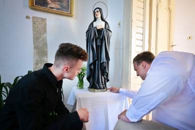 Do kaple v Jihlavě se vrátily sochy z výzdoby odstraněné s odsunem boromejek.