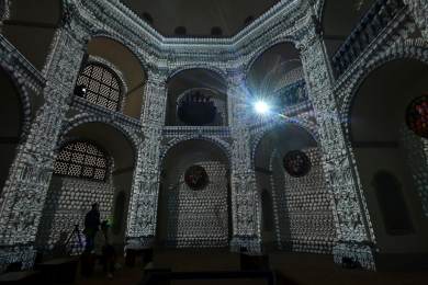 Ostrovská pohřební kaple sv. Anny ožívá díky unikátnímu videomappingu Ostrovská pohřební kaple sv. Anny ožívá díky unikátnímu videomappingu