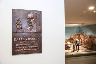 Archeolog Absolon má pamětní desku v Pavilonu Anthropos, který založil