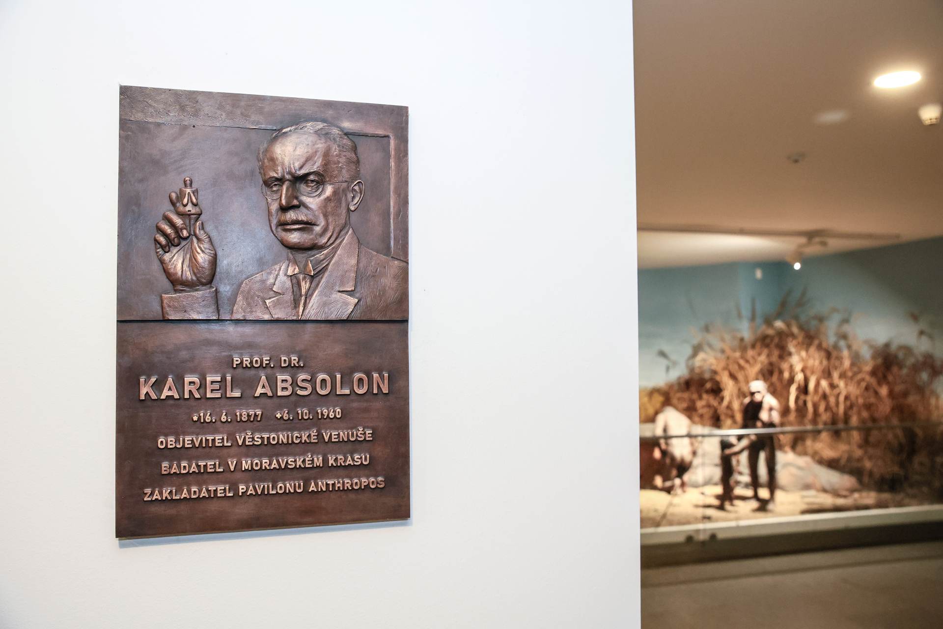 Archeolog Absolon má pamětní desku v Pavilonu Anthropos, který založil