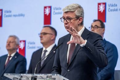 Vláda schválila návrh rozpočtu se schodkem 310 mld. Kč, opozice ho kritizovala