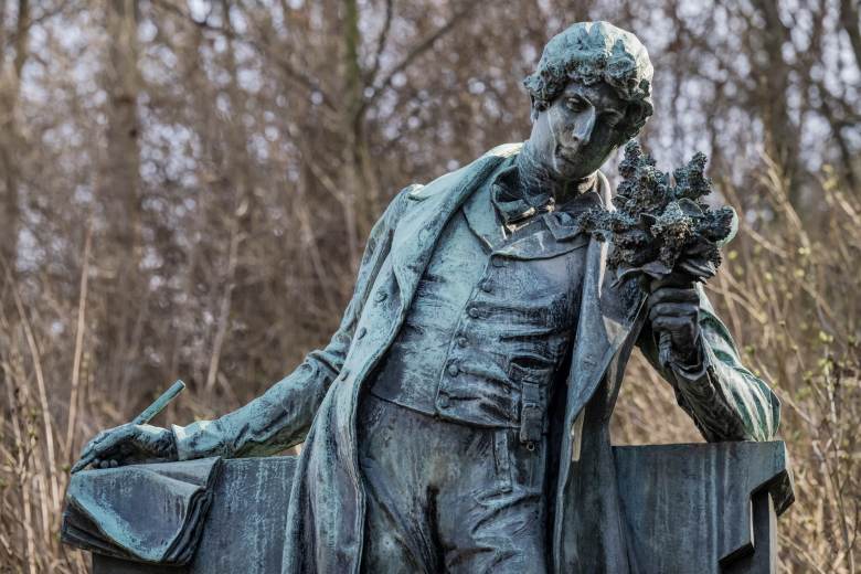 Máchova socha na Petříně prošla restaurováním z veřejné sbírky Máchova socha na Petříně prošla restaurováním z veřejné sbírky