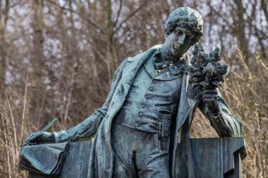 Máchova socha na Petříně prošla restaurováním z veřejné sbírky