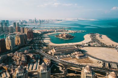 Reuters: Katar kvůli bezpečnostní situaci pozastavil dodávky LNG přes Rudé moře