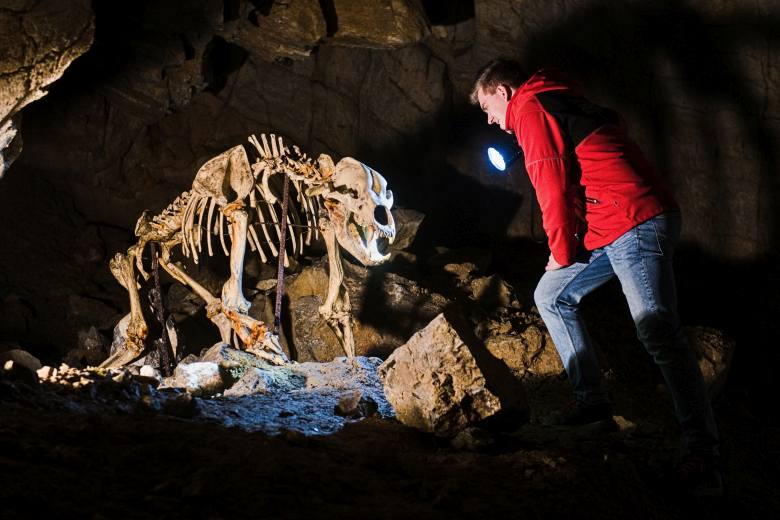Do Kateřinské jeskyně dnes přišli první návštěvníci na archeologickou prohlídku Do Kateřinské jeskyně dnes přišli první návštěvníci na archeologickou prohlídku