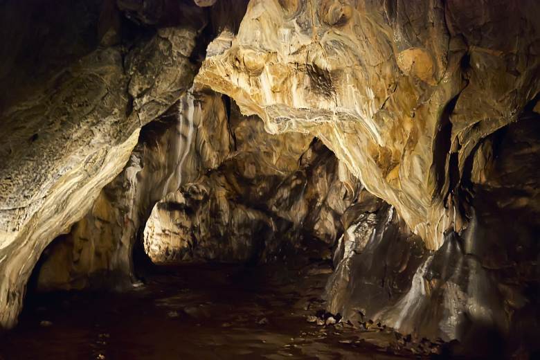 Kateřinská jeskyně vydala další tajemství, kamennou destičku s klínovým písmem