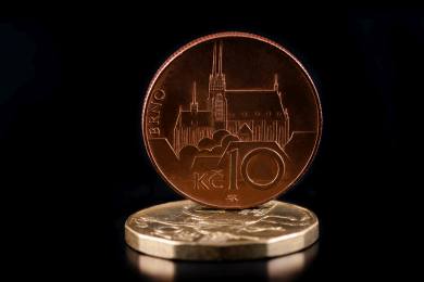 Koruna dopoledne smazala část svých ztrát k dolaru, ztrácela 1,85 procenta