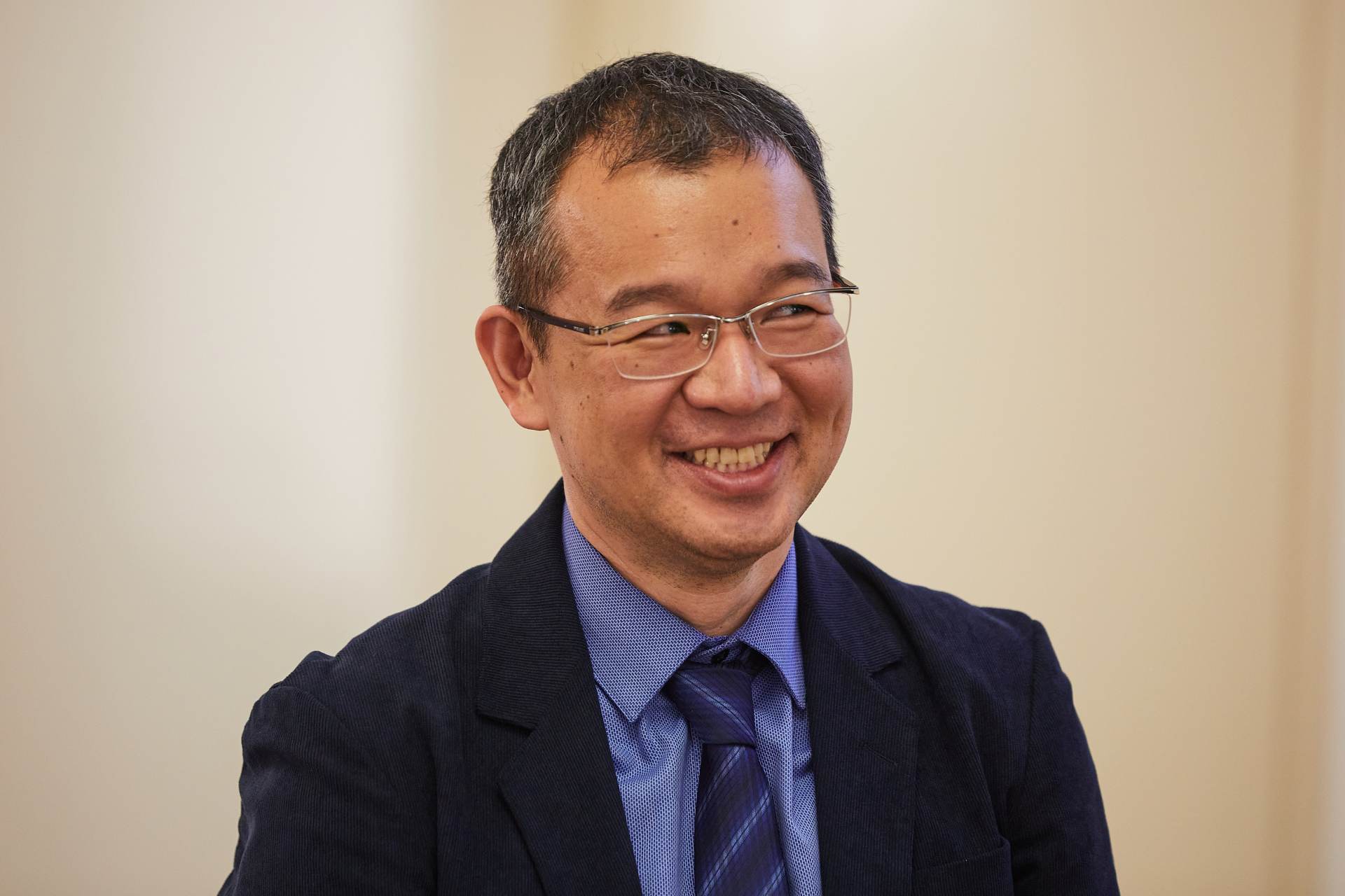 Cenu pro zahraničního bohemistu se dnes převzal Japonec Keniči Abe