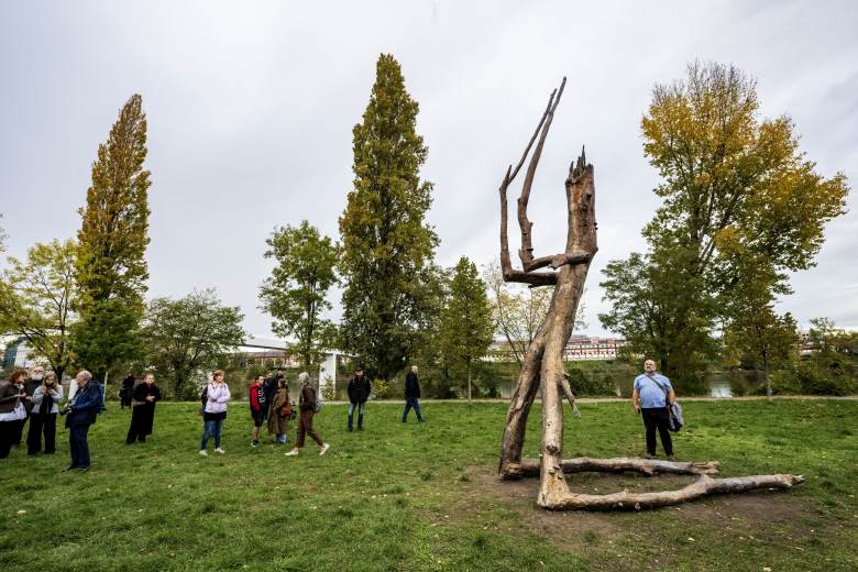 Kintera má na Štvanici obří sochu, má podobu samorostu, který klečí a modlí se