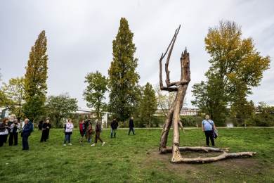 Kintera má na Štvanici obří sochu, má podobu samorostu, který klečí a modlí se