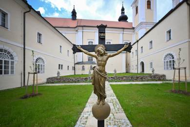 Obnovený rajský dvůr v jindřichohradeckém klášteře mohou lidé navštívit zdarma