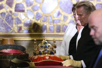 Korunovační klenoty jsou po výstavě zpět v Korunní komoře katedrály sv. Víta