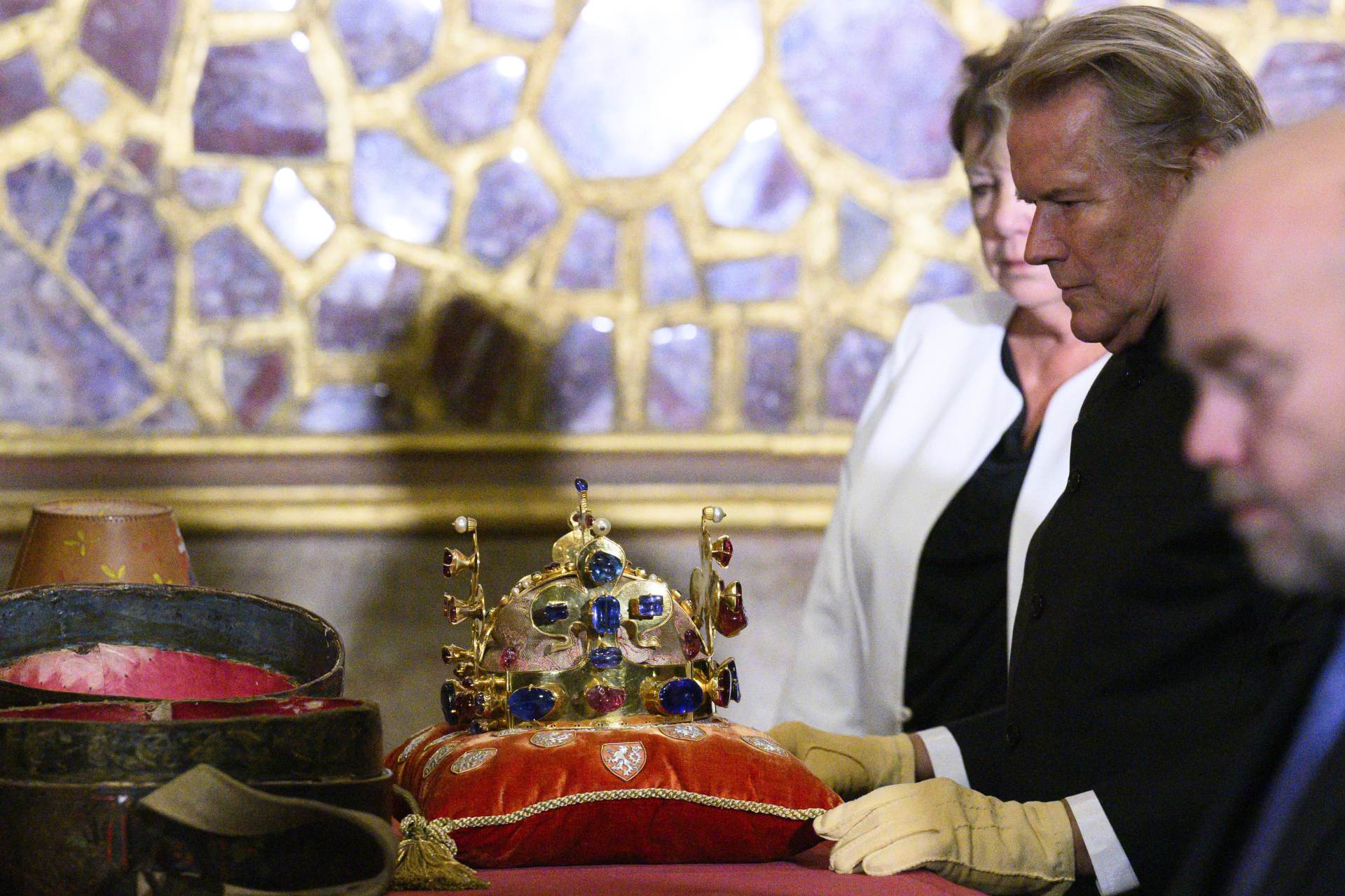 Korunovační klenoty jsou po výstavě zpět v Korunní komoře katedrály sv. Víta