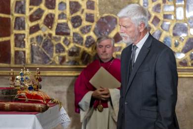 Klíčníci před výstavou korunovačních klenotů otevřeli komoru, v níž jsou uloženy