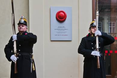 V Brně dnes odhalili pamětní desku jako připomínku návštěvy královny Alžběty II.
