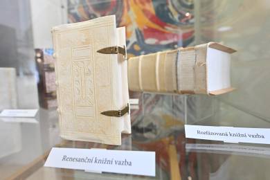Pardubické muzeum představuje historické knižní vazby a unikátní tisky Pardubické muzeum představuje historické knižní vazby a unikátní tisky