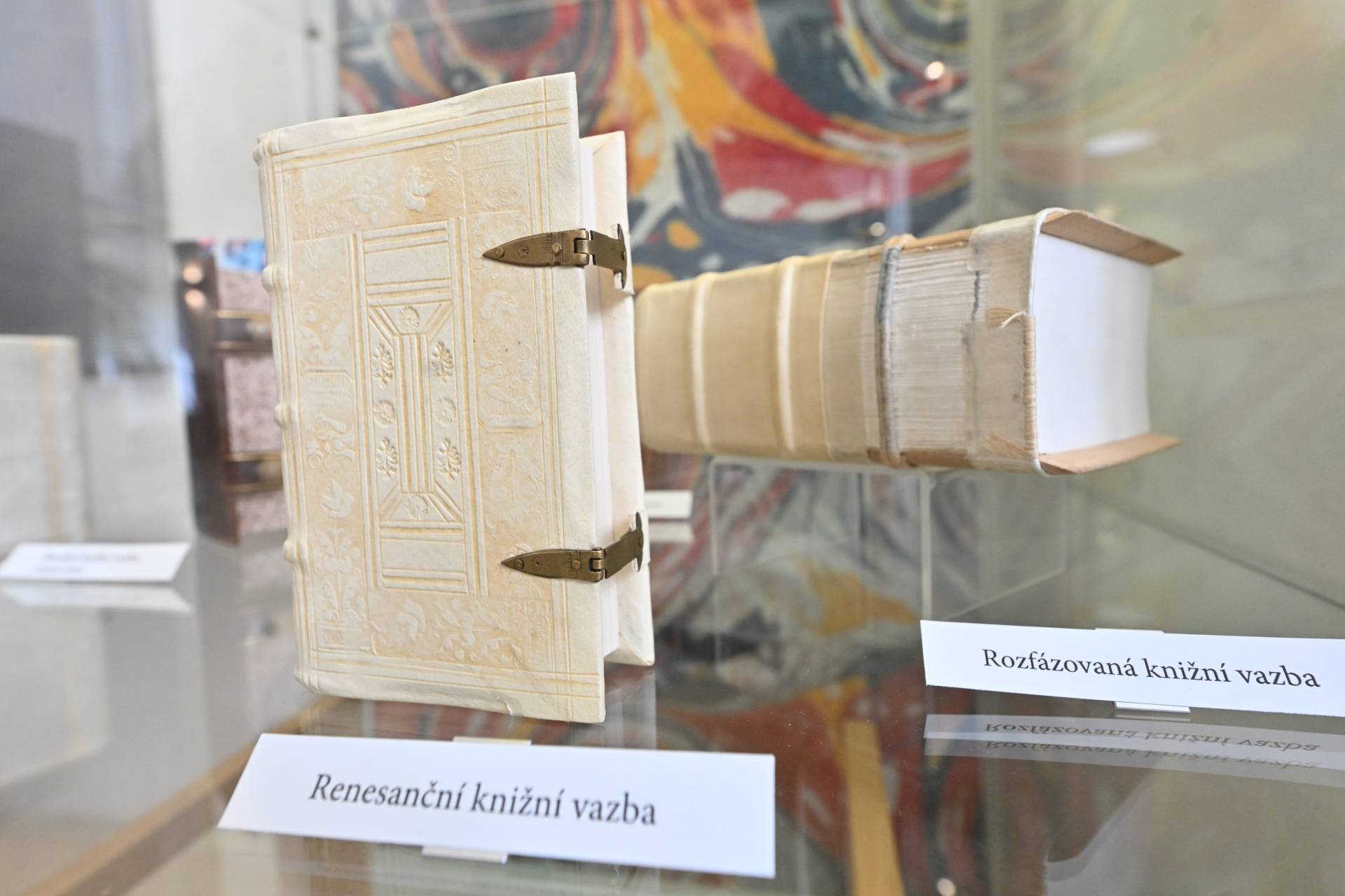 Pardubické muzeum představuje historické knižní vazby a unikátní tisky