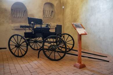Do zámecké konírny v Zákupech se po víc než 100 letech vrátily historické kočáry