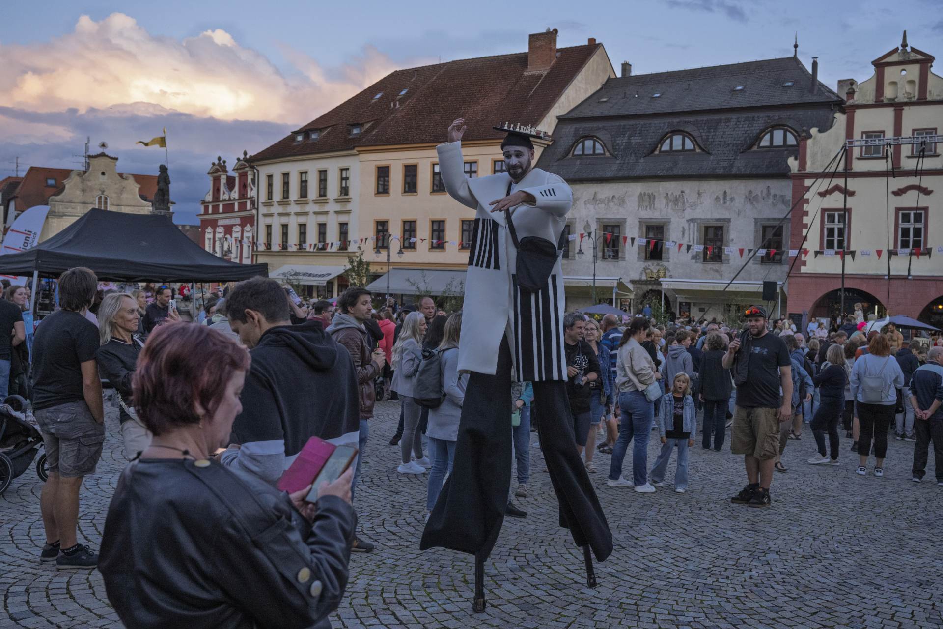 Táborský festival Komedianti v ulicích zahájil průvod obřích loutek