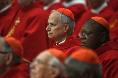 Ve Vatikánu začíná volba nového papeže, kardinálové se zavřou v konkláve