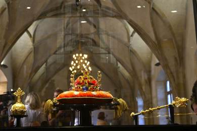 Návštěvou žáků začala výstava korunovačních klenotů na Pražském hradě