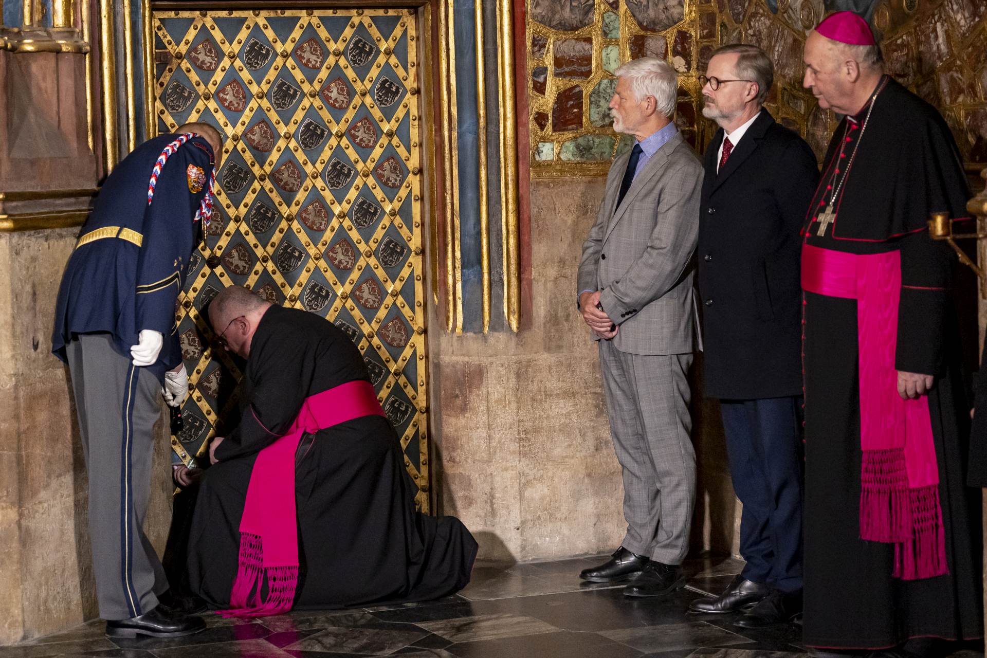 V katedrále sv. Víta se sejde sedm klíčníků k uložení korunovačních klenotů