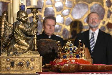 Korunní komoru s českými korunovačními klenoty dnes otevřelo sedm klíčníků