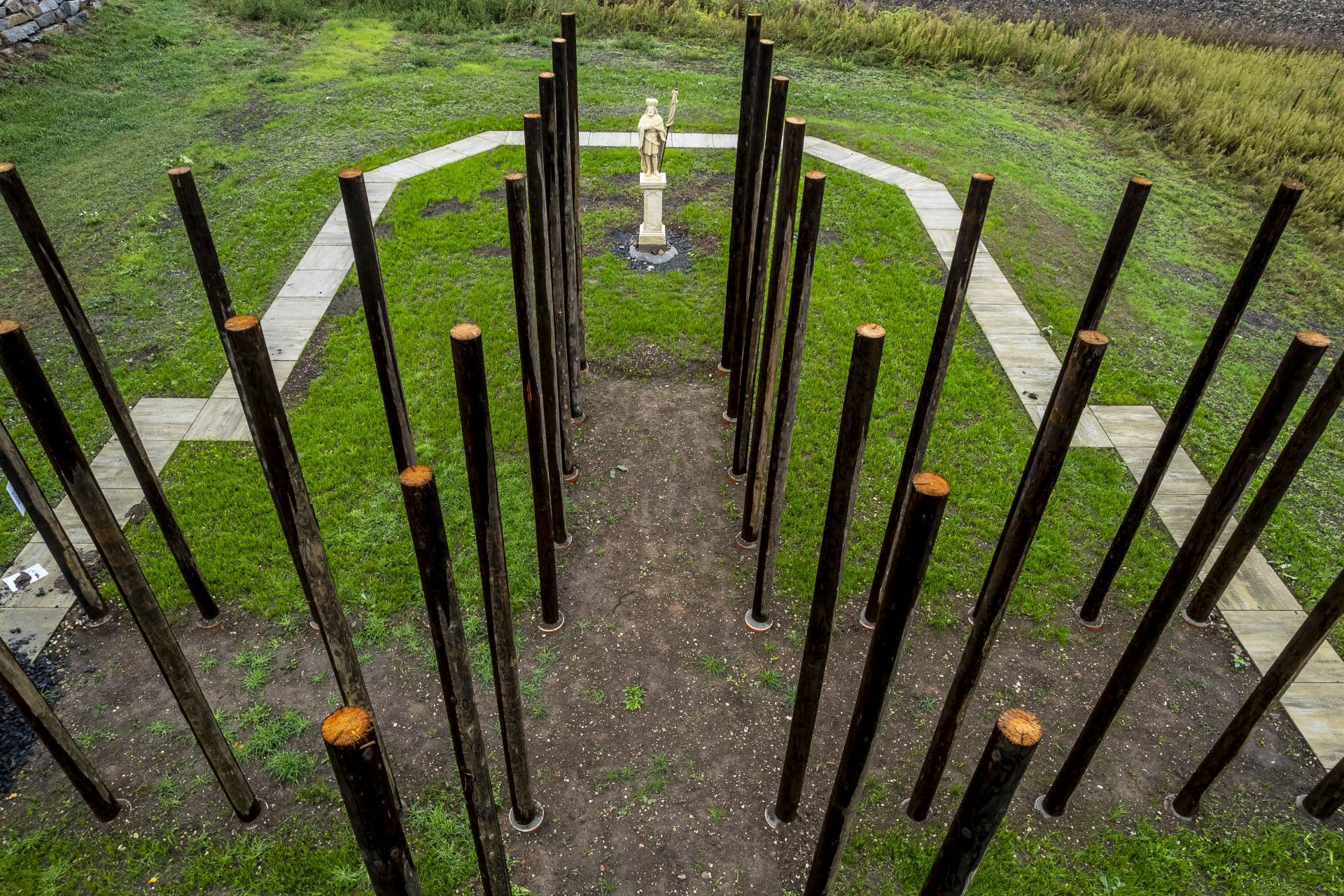 Na místě kostela u Blšan na Lounsku vzniklo poutní místo z chmelových sloupů