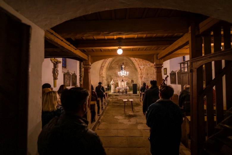 V kostele v Dolním Městě pomůže odvětrávání zdiva zachovat malby ze 14. století