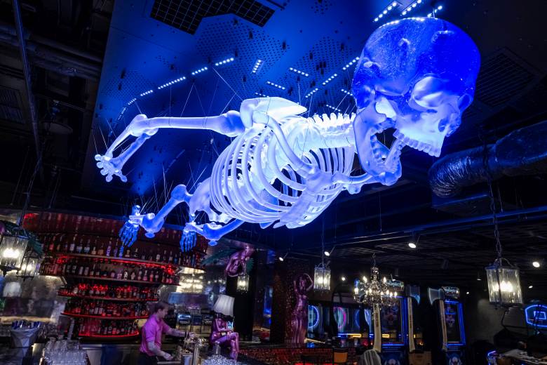 Nad herním barem v pražském Máji visí nově obří skleněný kostlivec