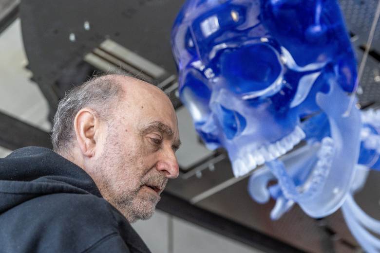 Skláři ze Železného Brodu vyrobili pro pražský Máj obřího skleněného kostlivce