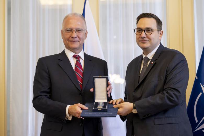 Medaili Za zásluhy o diplomacii obdrželi ředitel BIS Koudelka i spisovatel Rudiš