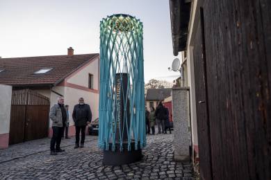 Historickou studnu v centru Rakovníka zdobí nová kovaná mříž Historickou studnu v centru Rakovníka zdobí nová kovaná mříž