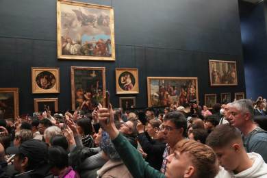 Výrobce plošin využil loupež v Louvru k reklamě, slibuje rychlou a tichou akci