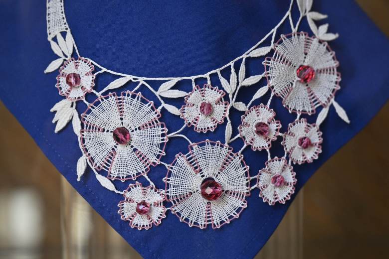V zámku Lešná u Valašského Meziříčí jsou vystavené tradiční krajky a výšivky