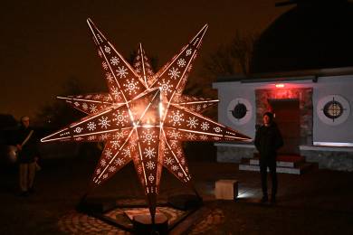 Kraví horu v Brně na celý prosinec ozdobila světelná vánoční hvězda