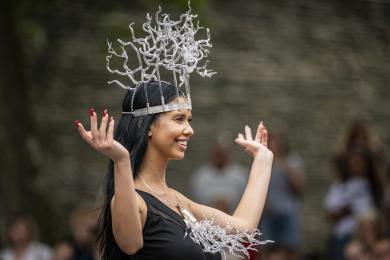 Návštěvníci přehlídky Křehká krása si dnes ráno museli v Jablonci vystát frontu