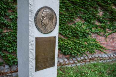 Památku vědce Kříženeckého uctil nový pomník v zahradě brněnského opatství Památku vědce Kříženeckého uctil nový pomník v zahradě brněnského opatství